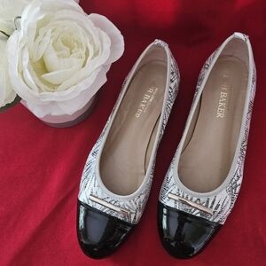 Bob Baker Womens Loafers sz 8 Silvery Black and White Leafy Design Black Toe Cap